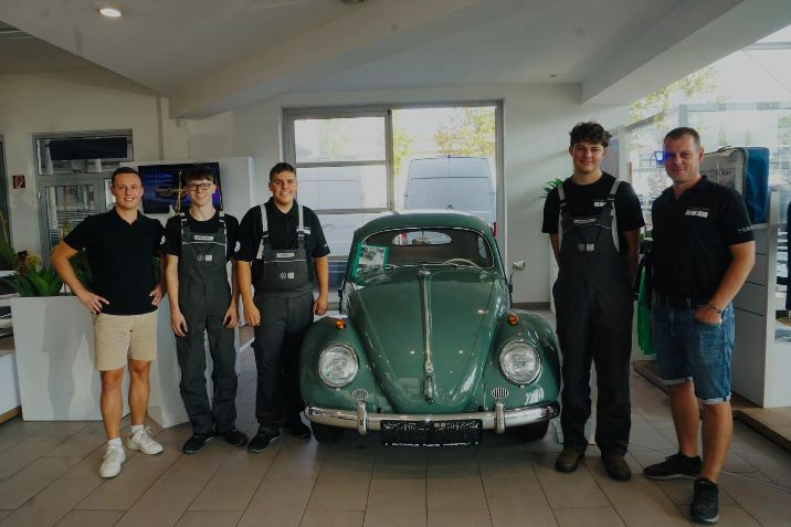 Wir freuen uns sehr unseren neuen Lehrlinge Kevin, Fabio und Moritz bei uns im Autohaus 🦊 begrüßen zu dürfen.😁 Wir wünschen Euch alles Gute für die Ausbildung als KFZ-Techniker und freuen uns Euch auf diesem spannenden Weg zu begleiten.🚘🔧